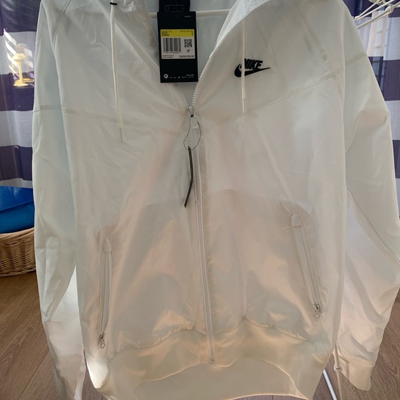 White unisex Nike jacket. Brand new with all labels attached. - Picture 2 of 2